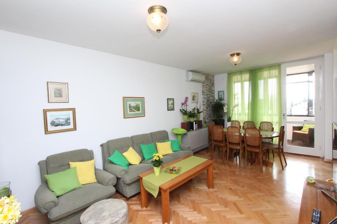Apartment Elia Ровин Екстериор снимка