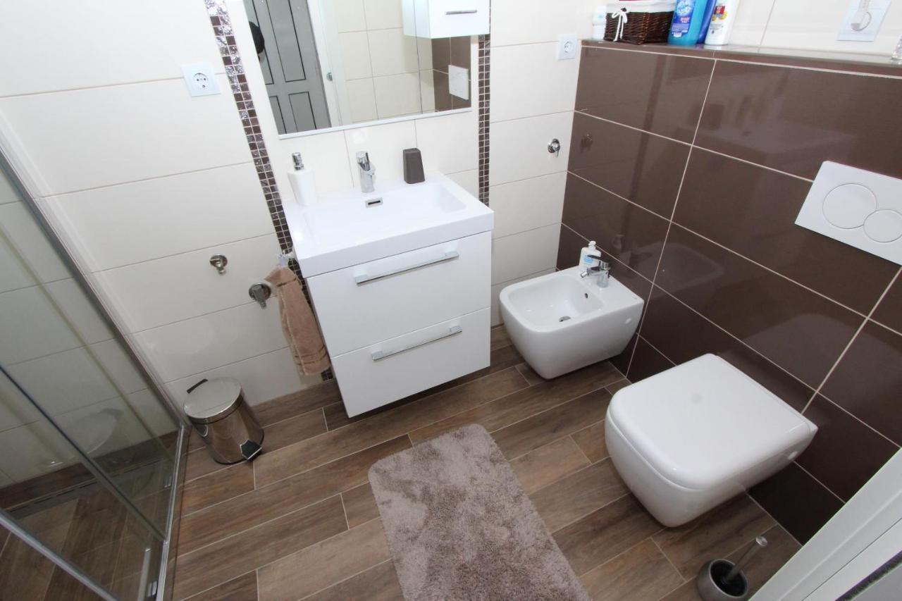Apartment Elia Ровин Екстериор снимка