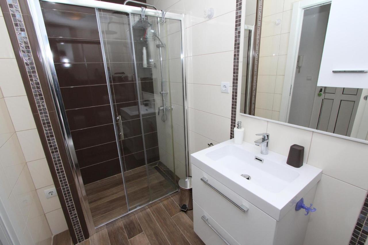 Apartment Elia Ровин Екстериор снимка