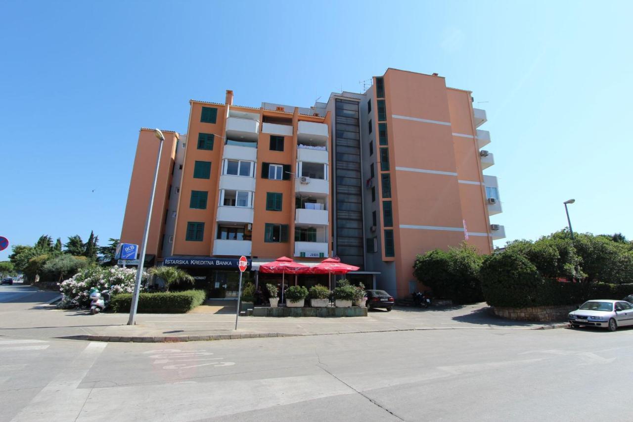 Apartment Elia Ровин Екстериор снимка