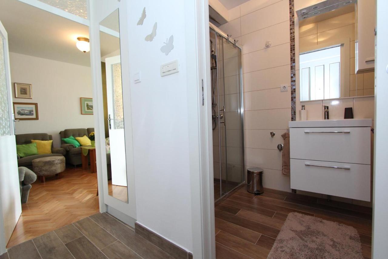 Apartment Elia Ровин Екстериор снимка