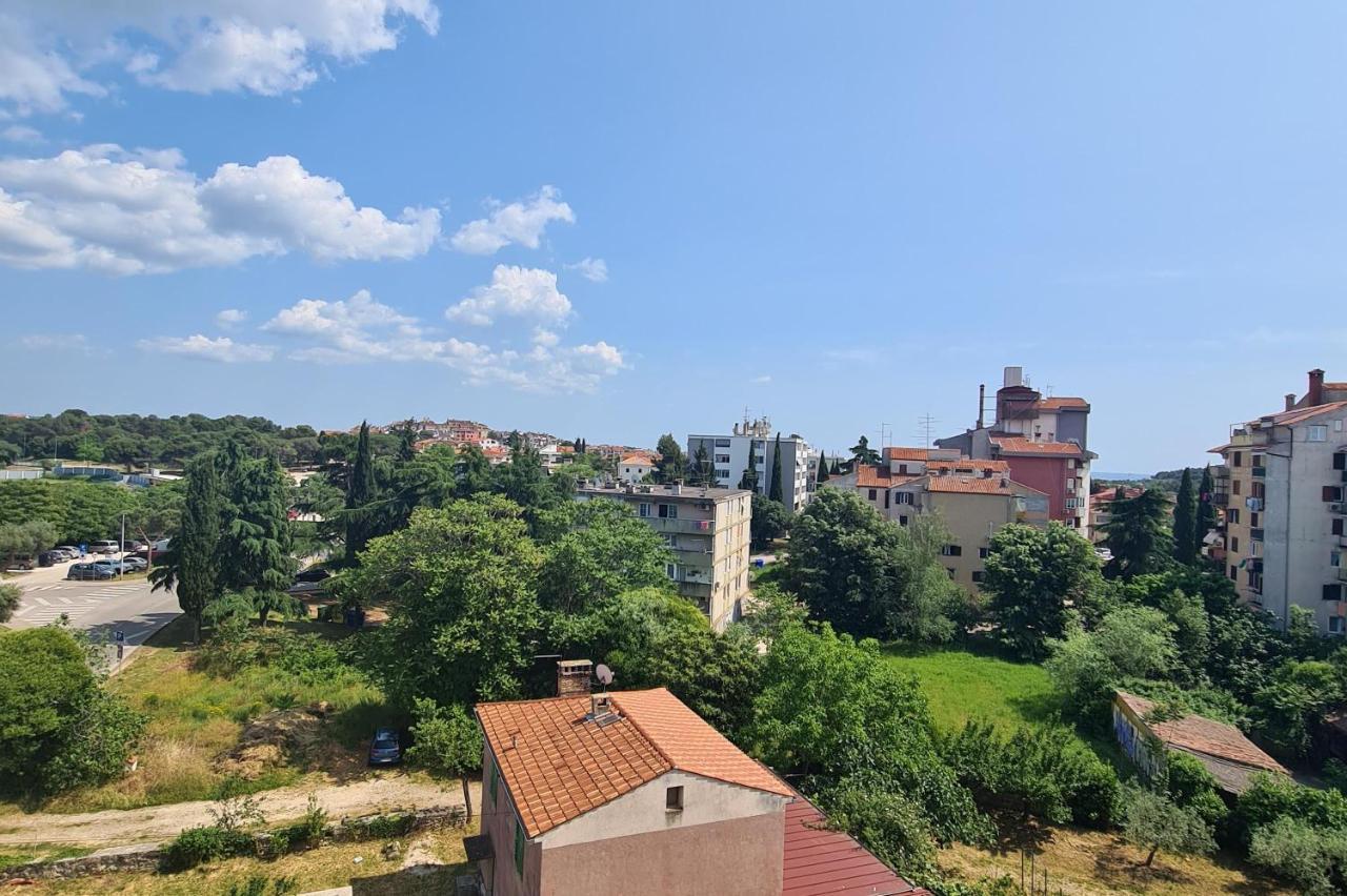 Apartment Elia Ровин Екстериор снимка